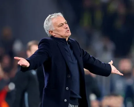 SL Benfica Pursuing Discussions to Appoint Mourinho Following Dismissal of Lage